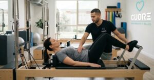 Fisioterapeuta guiando ejercicio de Pilates Reformer para mejorar el dolor lumbar en una sesión supervisada